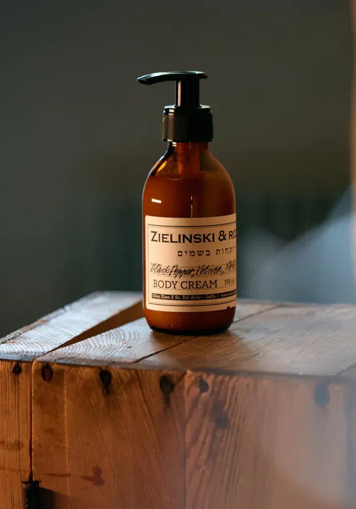 Crème Pour Le Corps Pompe Poivre Noir, Vétiver, Néroli, Ambre 195ml – Image 3